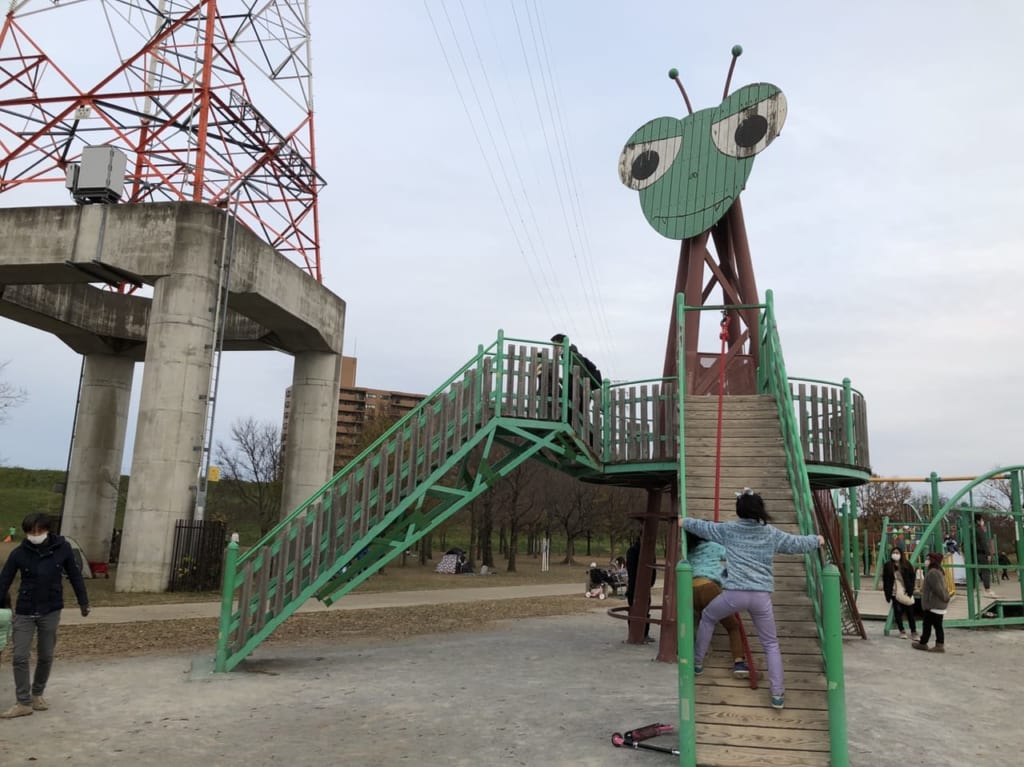 荒川彩湖公園のカマキリ遊具