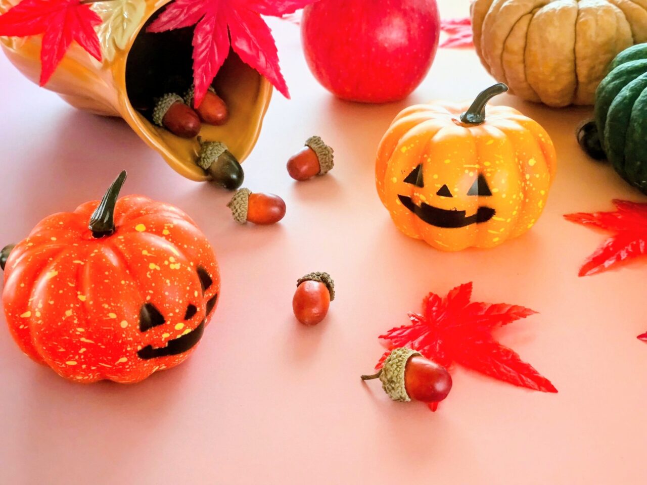 ハロウィンのかぼちゃとどんぐり